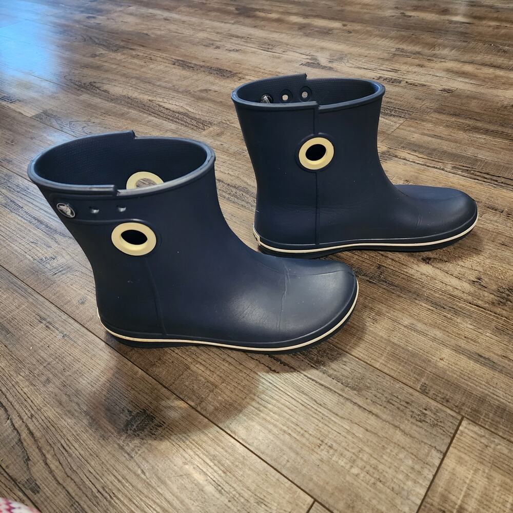 Crocs Jaunt Shorty Navy and white Pull on rainboots shoes womens size 7 b38